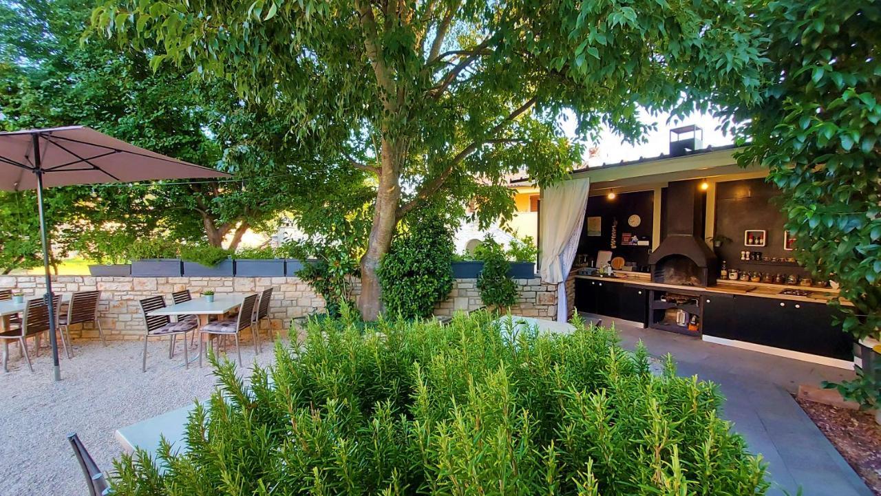 Rooms And Apartments Istrasoley Bale Exterior foto